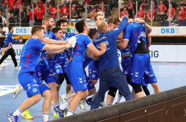 09 12 2024, Germany, Bietigheim, Handball Bundesliga season 2024 2025, SG BBM Bietigheim vs TVB Stuttgart, cheers, roaring cheers, final cheers TVB Stuttgart, middle coach Jürgen Schweikardt