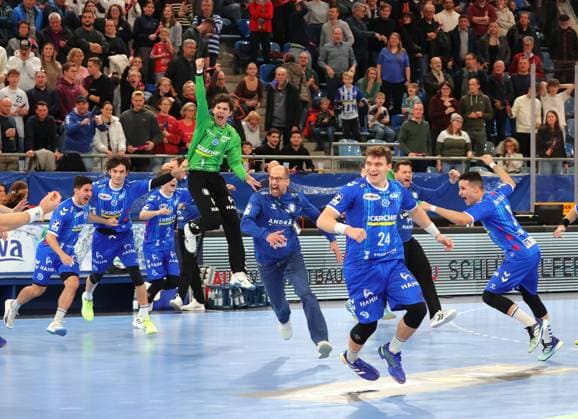 09 12 2024, Germany, Bietigheim, Handball Bundesliga season 2024 2025, SG BBM Bietigheim vs TVB Stuttgart, cheers, roaring cheers, final cheers TVB Stuttgart, middle coach Jürgen Schweikardt