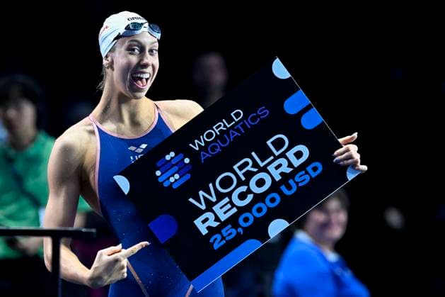 Sport Themen der Woche KW50 Sport Bilder des Tages Bilder des Jahres 2024, Sport 12 Dezember Gretchen Walsh of United States of America shows the cheque for $25,000 received for setting the world record in the 50m Backstroke Women Heats during the short course World Aquatics Swimming Championships 2024 at the Duna Arena in Budapest (Hungary), December 10, 2024. AndreaXMasini