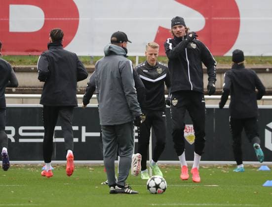 10 12 24 VfB Stuttgart Training Germany, Stuttgart, 10 12 2024, Soccer, Bundesliga, VfB Stuttgart Training from left Coach Sebastian Hoeneß, Chis Führich , Nick Woltemade