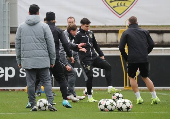 10 12 24 VfB Stuttgart Training Germany, Stuttgart, 10 12 2024, Football, Bundesliga, VfB Stuttgart Training Fabian Rieder on the ball, Dr Andre Filipovic Athletics Trainer