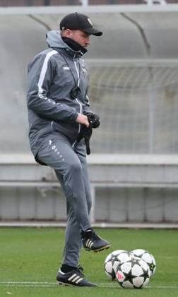 10 12 24 VfB Stuttgart Training Germany, Stuttgart, 10 12 2024, Football, Bundesliga, VfB Stuttgart Training Coach Sebastian Hoeneß