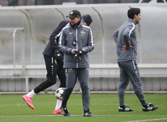 10 12 24 VfB Stuttgart Training Germany, Stuttgart, 10 12 2024, Football, Bundesliga, VfB Stuttgart Training Coach Sebastian Hoeneß