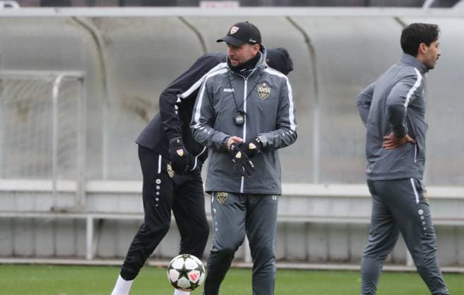 10 12 24 VfB Stuttgart Training Germany, Stuttgart, 10 12 2024, Football, Bundesliga, VfB Stuttgart Training Coach Sebastian Hoeneß