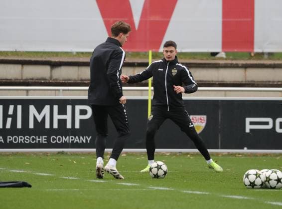 10 12 24 VfB Stuttgart Training Germany, Stuttgart, 10 12 2024, Football, Bundesliga, VfB Stuttgart Training v li Ramon Hendriks, Fabian Rieder