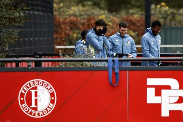 ROTTERDAM - Santiago Gimenez of Feyenoord (center) during training at training complex 1908 prior to the Champions League match against Sparta Prague. ANP MAURICE VAN STEEN MD-1 UEFA Champions League 2024 25 League Phase MD6 Trainings session and press conference, PK, Pressekonferenz Feyenoord xVIxANPxSportx xxANPxIVx 515379741 originalFilename: 515379741.jpg