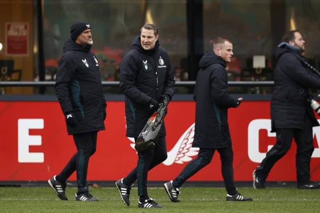ROTTERDAM - (l-r) Feyenoord assistant coach John de Wolf and Feyenoord coach Brian Priske during a training session at training complex 1908 prior to the Champions League match against Sparta Prague. ANP MAURICE VAN STEEN MD-1 UEFA Champions League 2024 25 League Phase MD6 Trainings session and press conference, PK, Pressekonferenz Feyenoord xVIxANPxSportx xxANPxIVx 515380195 originalFilename: 515380195.jpg