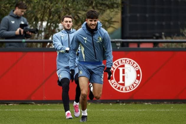 ROTTERDAM - (l-r) Santiago Gimenez, Facundo Gonzalez of Feyenoord during a training session at training complex 1908 prior to the Champions League match against Sparta Prague. ANP MAURICE VAN STEEN MD-1 UEFA Champions League 2024 25 League Phase MD6 Trainings session and press conference, PK, Pressekonferenz Feyenoord xVIxANPxSportx xxANPxIVx 515381360 originalFilename: 515381360.jpg