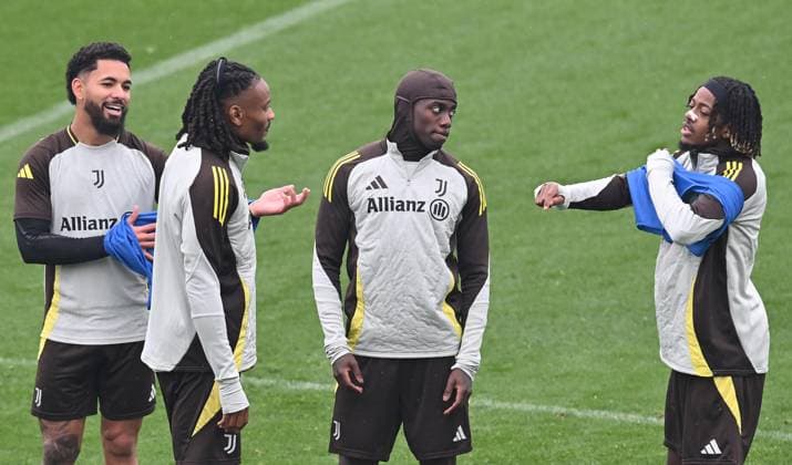 December 10, 2024, Turin, Italy: Juventus Douglas Luiz, Thuram, Timothy Weah and Samuel Mbangula during training on the eve of the Uefa Champions League match against Manchester City at Continassa in Turin, Italy, 11 December 2024 ANSA ALESSANDRO DI MARCO Uefa Champions League, Juventus training  - ZUMAa110 20241210_zaf_a110_001 Copyright: xAlessandroxDixMarcox xZ63x