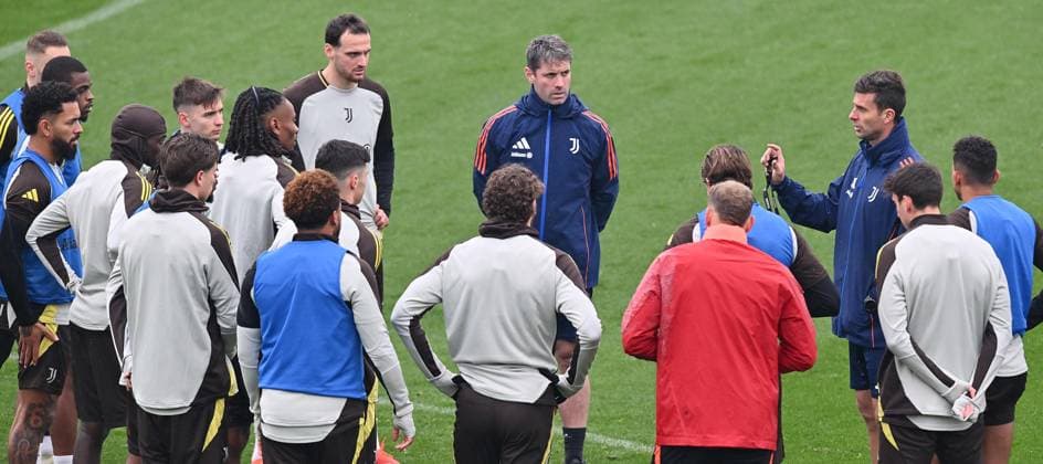 December 10, 2024, Turin, Italy: Juventus coach Thiago Motta (C) during training on the eve of the Uefa Champions League match against Manchester City at Continassa in Turin, Italy, 11 December 2024 ANSA ALESSANDRO DI MARCO Uefa Champions League, Juventus training  - ZUMAa110 20241210_zaf_a110_003 Copyright: xAlessandroxDixMarcox xZ63x