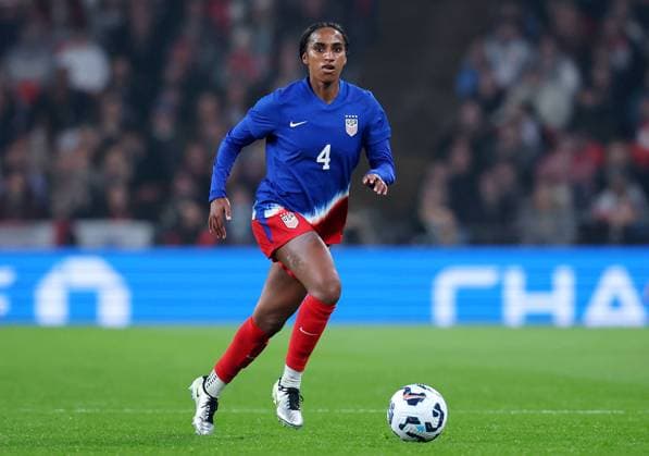 England v United States - Women s International Friendly, Länderspiel, Nationalmannschaft Naomi Girma of USA on the ball during the Women s international friendly between England and the USA at Wembley Stadium on November 30, 2024 in London, England. London Wembley Stadium England United Kingdom Copyright: xEdxSykes Sportsphoto APLx 14054272