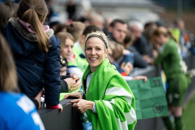 Svenja Huth VfL Wolfsburg, 10 signs autographs for the fans, GER, TSG 1899 Hoffenheim vs VfL Wolfsburg, Google Pixel Frauen Bundesliga, 9 Spieltag, Saison 2024 2025, 09 11 2024 DFB regulations prohibit any use of photographs as image sequences and or quasi video GER, TSG 1899 Hoffenheim vs VfL Wolfsburg, Google Pixel Frauen Bundesliga, 9 Spieltag, Saison 2024 2025, 09 11 2024 Hoffenheim Copyright: xEibner-Pressefoto Memmlerx EP_MMR