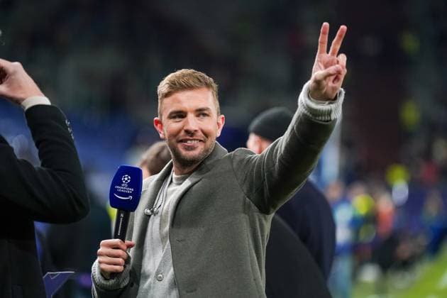 Sport Themen der Woche KW50 Sport Bilder des Tages Fussball UEFA Champions League 2024 2025, 6. Spieltag - FC Shakhtar Schachtar Donezk vs. FC Bayern München - Arena AufSchalke (Gelsenkirchen): Christoph Kramer - Fussballexperte für Streamingdienst Amazon Prime mit Victory Zeichen *** Football UEFA Champions League 2024 2025, Matchday 6 FC Shakhtar Shakhtar Donetsk vs FC Bayern Munich Arena AufSchalke Gelsenkirchen Christoph Kramer Football expert for streaming service Amazon Prime with Victory sign Copyright: xJOERANxSTEINSIEKx
