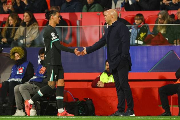 Darwin Nunez of Liverpool (L) is substituted by Liverpool head coach Arne Slot (R) Girona v Liverpool, UEFA Champions League, Group Stage, Football, Estadi Montilivi, Girona, Spain - 10 Dec 2024 EDITORIAL USE ONLY No use with unauthorised audio, video, data, fixture lists, club league logos or live services. Online in-match use limited to 120 images, no video emulation. No use in betting, games or single club league player publications.  Copyright: xKieranxMcManus Shutterstockx 14984460as