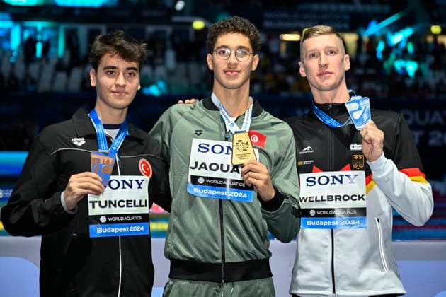 Sport Themen der Woche KW50 Sport Bilder des Tages Kuzey Tuncelli of Turkey, silver, Ahmed Jaouadi of Tunisia, gold, and Florian Wellbrock of Germany, bronze, show their medals after competing in the 1500m Freestyle Men during the short course World Aquatics Swimming Championships 2024 at the Duna Arena in Budapest (Hungary), December 10, 2024. AndreaXMasini
