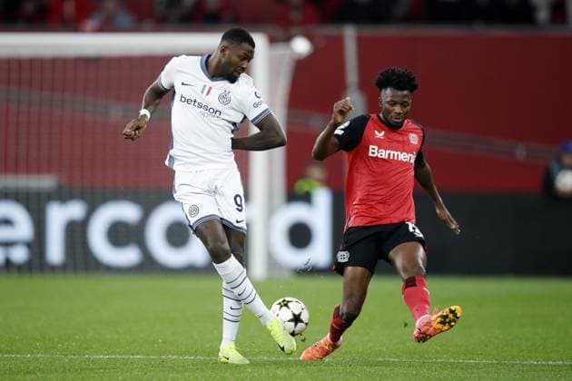 LEVERKUSEN - (l-r) Marcus Thuram of FC Internazionale Milano, Edmond Tapsoba of Bayer 04 Leverkusen during the UEFA Champions league match between Bayer 04 Leverkusen and FC Internazionale Milano at the Bay Arena on Dec. 10, 2024 in Leverkusen, Germany. ANP Hollandse Hoogte BART STOUTJESDIJK UEFA Champions League 2024 25 League phase 6 2024 25 xVIxANPxSportx xBartxStoutjesdijkxIVx 515404908 originalFilename: 515404908.jpg
