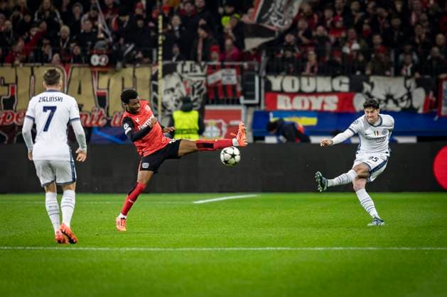 UEFA Champions League, Bayer 04 Leverkusen Inter Milan 10 12 2024 Alessandro Bastioni Inter Milan, 95 hits the ball, Nathan Tella Bayer 04 Leverkusen, 19 blocks UEFA Champions League, Bayer 04 Leverkusen Inter Milan, matchday 6 on 10 12 2024 at BayArena in Leverkusen Copyright: xBEAUTIFULxSPORTS AxelxKohringx