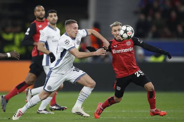 LEVERKUSEN - (l-r) Davide Frattesi of FC Internazionale Milano, Alejandro Grimaldo of Bayer 04 Leverkusen during the UEFA Champions league match between Bayer 04 Leverkusen and FC Internazionale Milano at the Bay Arena on Dec. 10, 2024 in Leverkusen, Germany. ANP Hollandse Hoogte BART STOUTJESDIJK UEFA Champions League 2024 25 League phase 6 2024 25 xVIxANPxSportx xBartxStoutjesdijkxIVx 515405246 originalFilename: 515405246.jpg
