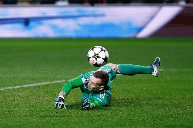 Sport Bilder des Tages GUINGAMP, 10-12-2024. Stade de Roudourou. UEFA Champions League season 2024 25, match between PSV and Stade Brest 29, Stade Brest goalkeeper Marco Bizot Brest - PSV  x26976683x Copyright: