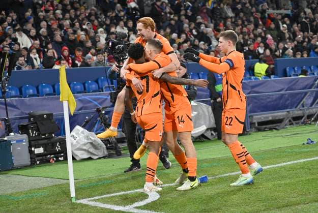 Donetsk cheers for KEVIN l Donetsk after the goal for 1 0, Football Champions League, Matchday 6, Shakhtar Donetsk FC Bayern Muenchen M , on 10 12 2024 in Gelsenkirchen Germany UEFA regulations prohibit any use of photographs as image sequences and or quasi video Â