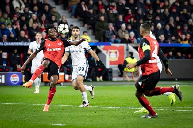 UEFA Champions League, Bayer 04 Leverkusen Inter Milan 10 12 2024 Edmond Tapsoba Bayer 04 Leverkusen, 12 saves against Mehdi Taremi Inter Milan, 99 , on the right Jonathan Tah Bayer 04 Leverkusen, 4 UEFA Champions League, Bayer 04 Leverkusen Inter Milan, matchday 6 on 10 12 2024 at BayArena in Leverkusen Copyright: xBEAUTIFULxSPORTS AxelxKohringx
