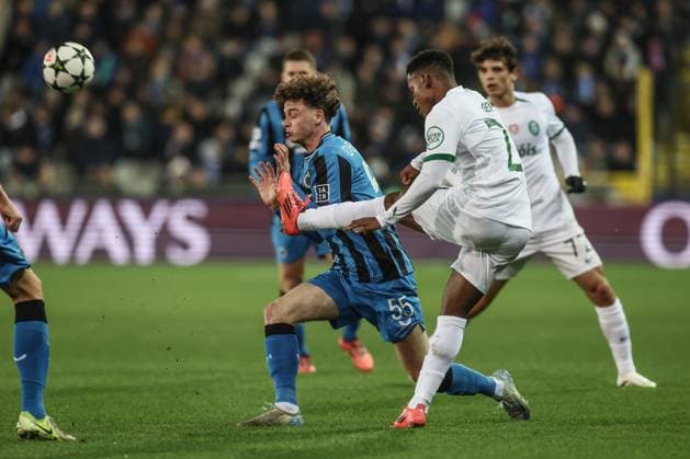 Club s Maxim De Cuyper and Sporting s Geny Catamo fight for the ball during a soccer game between Belgian Club Brugge KV and Portuguese club Sporting CP, Tuesday 10 December 2024 in Brugge, on the sixth day of the UEFA Champions League league phase. BRUNOxFAHY  x107893009x