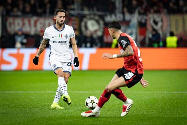 UEFA Champions League, Bayer 04 Leverkusen Inter Milan 10 12 2024 Hakan Calhanoglu Inter Milan, 20 passes, Exequiel Palacios Bayer 04 Leverkusen, 25 misses UEFA Champions League, Bayer 04 Leverkusen Inter Milan, matchday 6 on 10 12 2024 at BayArena in Leverkusen Copyright: xBEAUTIFULxSPORTS AxelxKohringx