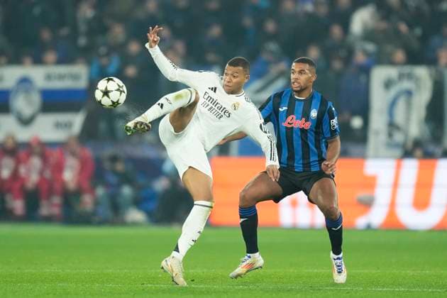 Atalanta BC v Real Madrid C.F. - UEFA Champions League 2024 25 League Phase MD6 Kylian Mbappe centre-forward of Real Madrid and France and Isak Hien centre-back of Atalanta and Sweden compete for the ball during the UEFA Champions League 2024 25 League Phase MD6 match between Atalanta BC and Real Madrid C.F. at Stadio di Bergamo on December 10, 2024 in Bergamo, Italy. Bergamo Italy  Copyright: xJosexBretonx originalFilename:bretonhernandez-atalanta241210_npFR6.jpg
