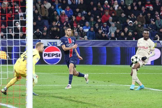 SOCCER - UEFA CL, RBS vs PSG SALZBURG,AUSTRIA,10.DEC.24 - SOCCER - UEFA Champions League, Red Bull Salzburg vs Paris Saint German. Image shows Alexander Schlager (RBS), Achraf Hakimi (PSG) and Daouda Guindo (RBS).  GEPAxpictures xDavidxGeieregger