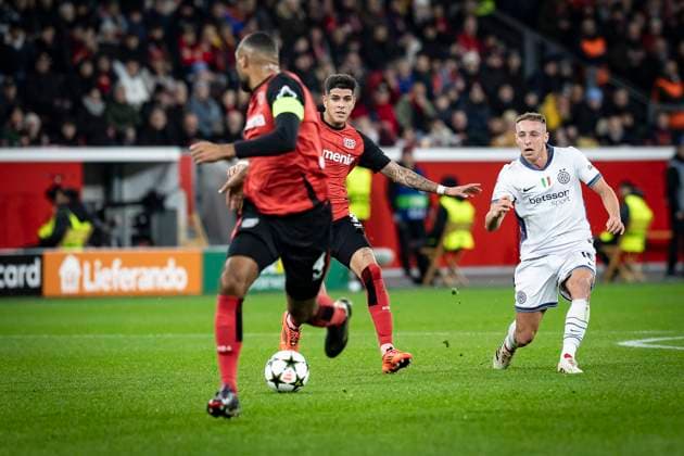 UEFA Champions League, Bayer 04 Leverkusen Inter Milan 10 12 2024 Davide Frattesi Inter Milan, 16 , Piero Hincapie Bayer 04 Leverkusen, 3 , Jonathan Tah Bayer 04 Leverkusen, 4 UEFA Champions League, Bayer 04 Leverkusen Inter Milan, Matchday 6 on 10 12 2024 at BayArena in Leverkusen Copyright: xBEAUTIFULxSPORTS AxelxKohringx