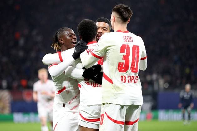 10 12 2024, xtgx, football UEFA Champions League, RB Leipzig Aston Villa emspor, v l goal celebration after the goal to celebrate the goal celebrate 1 1 by Lois Openda RB Leipzig DFL DFB REGULATIONS PROHIBIT ANY USE OF PHOTOGRAPHS as IMAGE SEQUENCES and or QUASI VIDEO Leipzig