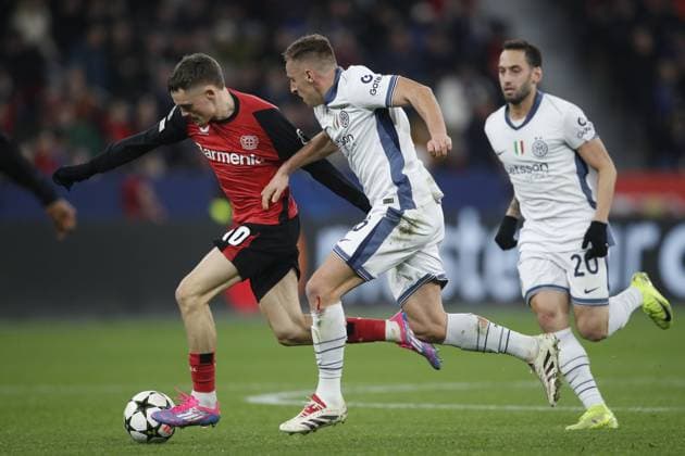 LEVERKUSEN - (l-r) Florian Wirtz of Bayer 04 Leverkusen, Davide Frattesi of FC Internazionale Milano during the UEFA Champions league match between Bayer 04 Leverkusen and FC Internazionale Milano at the Bay Arena on Dec. 10, 2024 in Leverkusen, Germany. ANP Hollandse Hoogte BART STOUTJESDIJK UEFA Champions League 2024 25 League phase 6 2024 25 xVIxANPxSportx xBartxStoutjesdijkxIVx 515407617 originalFilename: 515407617.jpg