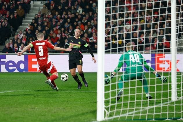 GUINGAMP, 10-12-2024. Stade de Roudourou. UEFA Champions League season 2024 25, match between PSV and Stade Brest 29, Stade Brest player Brendan Chardonnet, PSV player Luuk de Jong, Stade Brest goalkeeper Marco Bizot Brest - PSV  x26977052x Copyright: