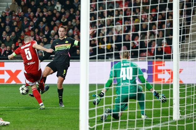 GUINGAMP, 10-12-2024. Stade de Roudourou. UEFA Champions League season 2024 25, match between PSV and Stade Brest 29, Stade Brest player Brendan Chardonnet, PSV player Luuk de Jong, Stade Brest goalkeeper Marco Bizot Brest - PSV  x26977053x Copyright: