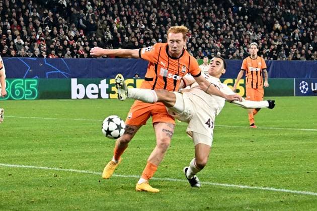 10 12 2024, xsltx, Football UEFA Champions League, Shakhtar Donetsk FC Bayern Munich emspor, v l Yukhym Konoplia Konoplya Shakhtar Donetsk Jamal Musiala FC Bayern Muenchen Zweikampf, Aktion, action, battle for the ball DFL DFB REGULATIONS PROHIBIT ANY USE OF PHOTOGRAPHS as IMAGE SEQUENCES and or QUASI VIDEO Gelsenkirchen