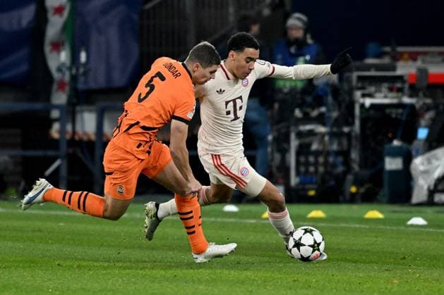 10 12 2024, xsltx, Football UEFA Champions League, Shakhtar Donetsk FC Bayern Munich emspor, v l Valeriy Bondar Shakhtar Donetsk Jamal Musiala FC Bayern Muenchen Zweikampf, Aktion, action, battle for the ball DFL DFB REGULATIONS PROHIBIT ANY USE OF PHOTOGRAPHS as IMAGE SEQUENCES and or QUASI VIDEO Gelsenkirchen