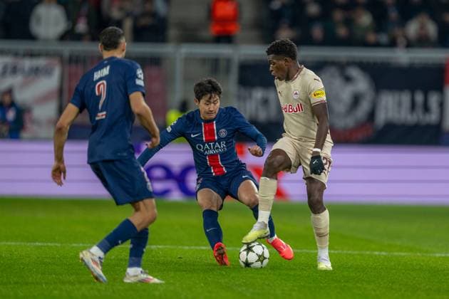 SOCCER - UEFA CL, RBS vs PSG SALZBURG,AUSTRIA,10.DEC.24 - SOCCER - UEFA Champions League, Red Bull Salzburg vs Paris Saint German. Image shows Lee Kang-In (PSG) and Petar Ratkov (RBS).  GEPAxpictures xWolfgangxKofler