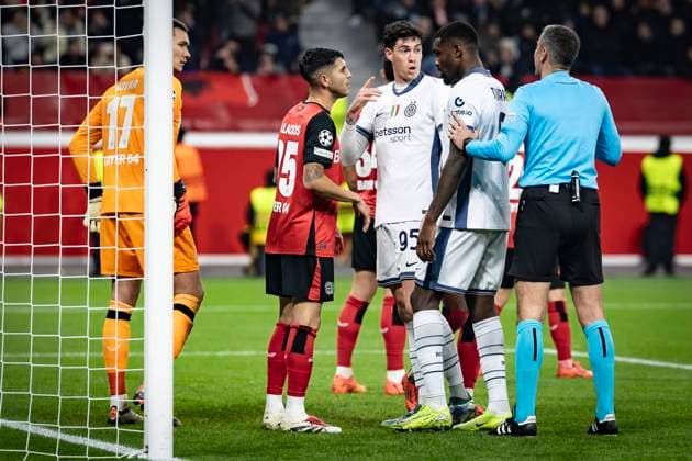UEFA Champions League, Bayer 04 Leverkusen Inter Milan 10 12 2024 Referee Slavko Vincic Slovenia sorts before the corner kick Alessandro Bastioni Inter Milan, 95 , Marcus Thuram Inter Milan, 9 and Exequiel Palacios Bayer 04 Leverkusen, 25 UEFA Champions League, Bayer 04 Leverkusen Inter Milan, match day 6 on 10 12 2024 at BayArena in Leverkusen Copyright: xBEAUTIFULxSPORTS AxelxKohringx