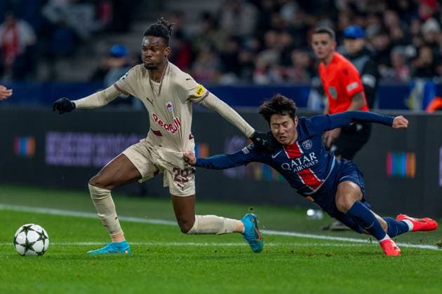 SOCCER - UEFA CL, RBS vs PSG SALZBURG,AUSTRIA,10.DEC.24 - SOCCER - UEFA Champions League, Red Bull Salzburg vs Paris Saint German. Image shows Daouda Guindo (RBS) and Lee Kang-In (PSG).  GEPAxpictures xWolfgangxKofler
