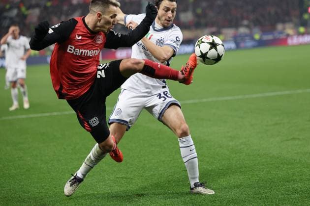 GER, UEFA CL, Bayer 04 Leverkusen GER vs Inter Milan ITA , 10 12 2024, BayArena, Leverkusen, GER, UEFA CL, Bayer 04 Leverkusen GER vs Inter Milan ITA , , in picture Alex Grimaldo Leverkusen 20 , in duel against Matteo Darmian Inter Milan 36 , nordphotoxGmbHx xMeuter nph00351
