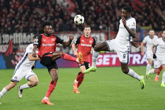 GER, UEFA CL, Bayer 04 Leverkusen GER vs Inter Milan ITA , 10 12 2024, BayArena, Leverkusen, GER, UEFA CL, Bayer 04 Leverkusen GER vs Inter Milan ITA , , in the picture Edmond Tapsobsa Leverkusen 12 , in a duel against Marcus Thuram Inter Milan 9 , nordphotoxGmbHx xMeuter nph00351