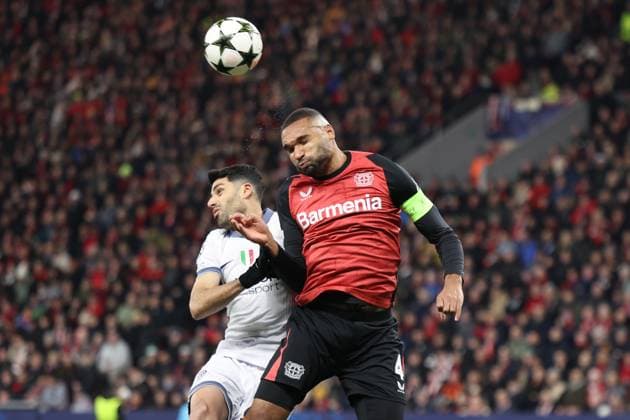 GER, UEFA CL, Bayer 04 Leverkusen GER vs Inter Milan ITA , 10 12 2024, BayArena, Leverkusen, GER, UEFA CL, Bayer 04 Leverkusen GER vs Inter Milan ITA , , in the picture header duel between Jonathan Tah Leverkusen 4 , Mehdi Taremi Inter Milan 99 , nordphotoxGmbHx xMeuter nph00351