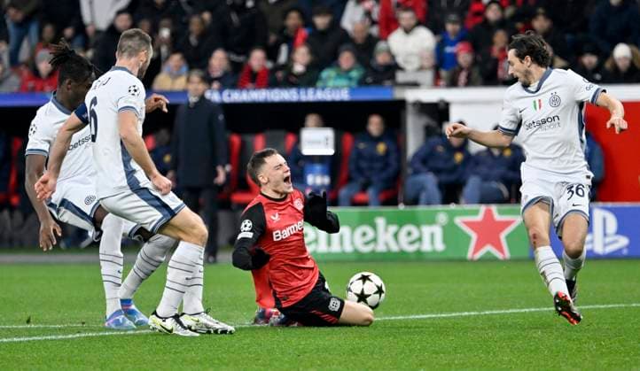 BayArena Leverkusen, 10 12 2024, Football UEFA Champions League Season 2024 25 6 Matchday, Bayer 04 Leverkusen B04 vs Inter Milan INT Florian Wirtz B04 goes down injured