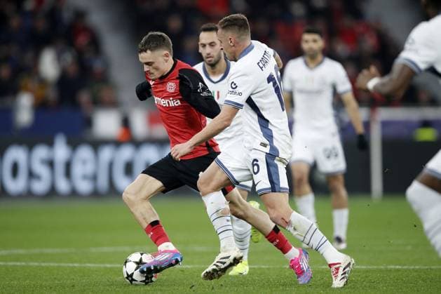 LEVERKUSEN - (l-r) Florian Wirtz of Bayer 04 Leverkusen , Davide Frattesi of FC Internazionale Milano during the UEFA Champions league match between Bayer 04 Leverkusen and FC Internazionale Milano at the Bay Arena on Dec. 10, 2024 in Leverkusen, Germany. ANP Hollandse Hoogte BART STOUTJESDIJK UEFA Champions League 2024 25 League phase 6 2024 25 xVIxANPxSportx xBartxStoutjesdijkxIVx 515409249 originalFilename: 515409249.jpg
