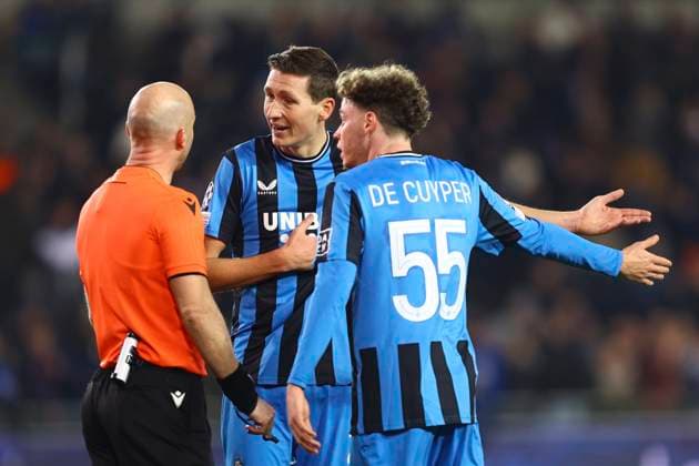 Club Brugge v Sporting CP - UEFA Champions League BRUGGE, BELGIUM - DECEMBER 10 : referee Taylor Anthony (ENG) talking to Vanaken Hans midfielder of Club Brugge and De Cuyper Maxim midfielder of Club Brugge during the UEFA Champions League 2024 25 League Phase MD6 match between Club Brugge and Sporting CP on December 10, 2024 in Brugge, Belgium, 10 12 2024 Brugge Belgium  Copyright: xTomasxSiskx