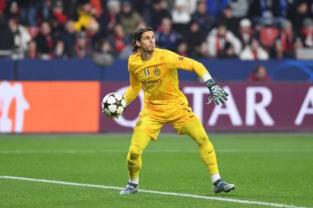 Goalkeeper Yann Sommer Inter Milan in action, on the ball, single action during the UEFA Champions League 2024 25 League Phase MD6 match between Bayer 04 Leverkusen and Inter Milan, BayArena on December 10, 2024 in Leverkusen, Germany Photo by Ralf Treese DeFodi Images Goalkeeper Yann Sommer Inter Milan in action, on the ball, single action during the UEFA Champions League 2024 25 League Phase MD6 match between Bayer 04 Leverkusen and FC Internazionale Milano at BayArena on December 10, 2024 in Leverkusen, Germany Defodi 521 LEVINT20241210 021 Defodi-521