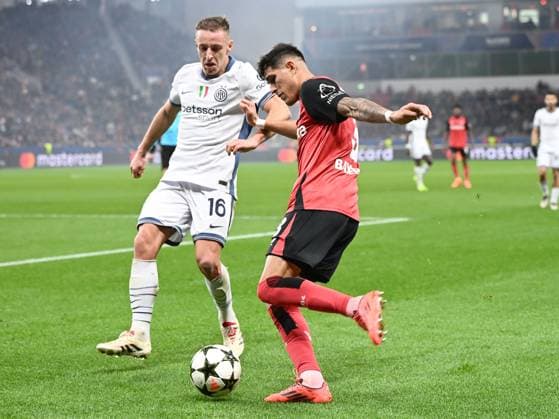 Davide Frattesi Inter Milan and Piero Hincapie Bayer 04 Leverkusen in a duel during the UEFA Champions League 2024 25 League Phase MD6 match between Bayer 04 Leverkusen and Inter Milan, BayArena on December 10, 2024 in Leverkusen, Germany, Germany Photo by Ralf Treese DeFodi Images Davide Frattesi Inter Milan and Piero Hincapie Bayer 04 Leverkusen in a duel during the UEFA Champions League 2024 25 League Phase MD6 match between Bayer 04 Leverkusen and FC Internazionale Milano at BayArena on December 10, 2024 in Leverkusen, Germany Defodi 521 LEVINT20241210 024 Defodi-521
