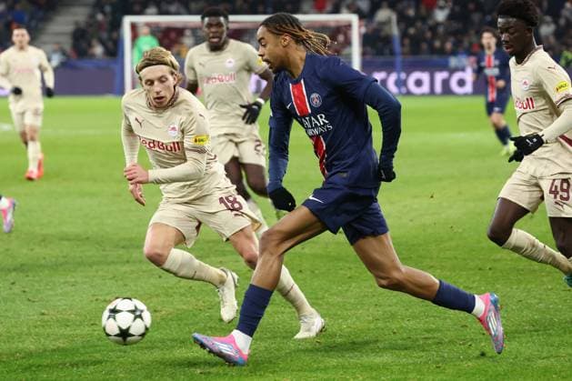 SOCCER - UEFA CL, RBS vs PSG SALZBURG,AUSTRIA,10.DEC.24 - SOCCER - UEFA Champions League, Red Bull Salzburg vs Paris Saint German. Image shows Mads Bidstrup (RBS) and Bradley Barcola (PSG).  GEPAxpictures xDavidxGeieregger