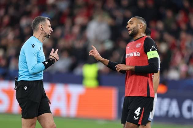GER, UEFA CL, Bayer 04 Leverkusen GER vs Inter Milan ITA , 10 12 2024, BayArena, Leverkusen, GER, UEFA CL, Bayer 04 Leverkusen GER vs Inter Milan ITA , , pictured Jonathan Tah Leverkusen 4 , discussing with the referee nordphotoxGmbHx xMeuter nph00351