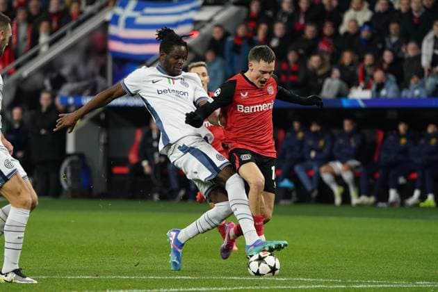 Soccer, UEFA Champions League 2024 2025, Bayer 04 Leverkusen Inter Milan 10 12 2024 Bayarena Leverkusen, yann bisseck, inter milan Florian Wirtz, Bayer 04 Leverkusen,